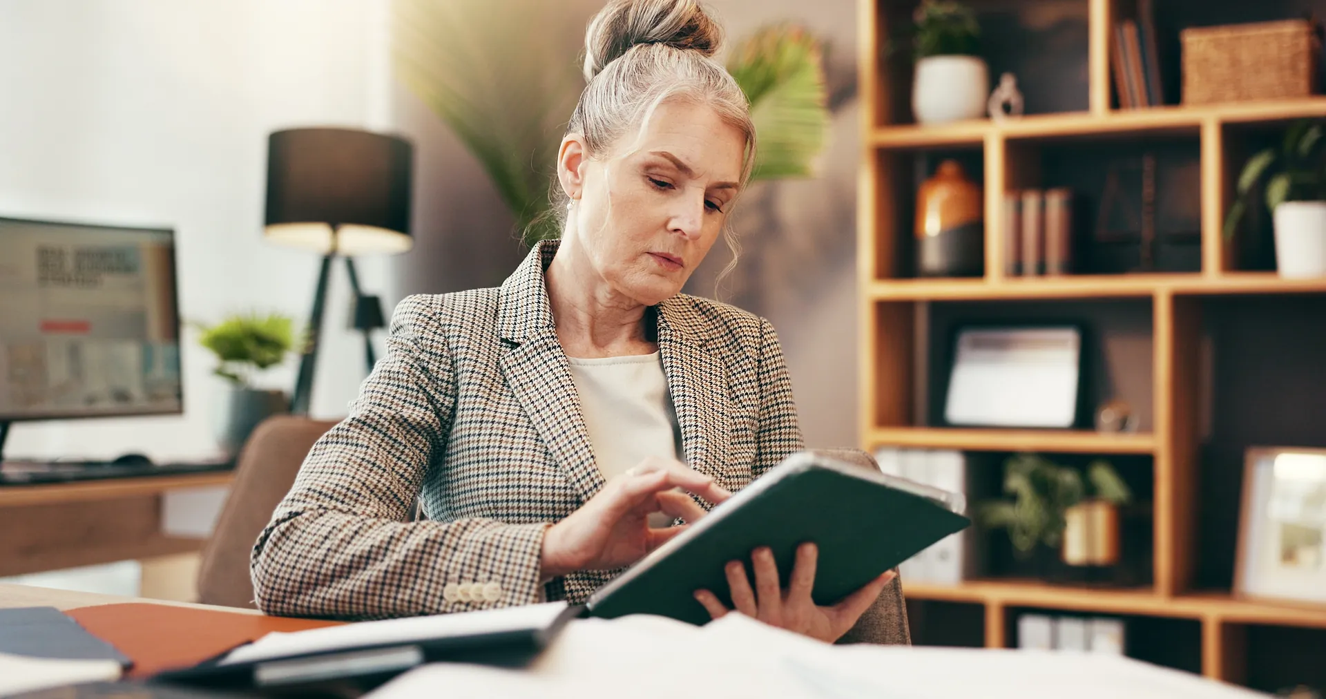 Conseiller financier professionnel en consultation avec client, ambiance moderne et chaleureuse